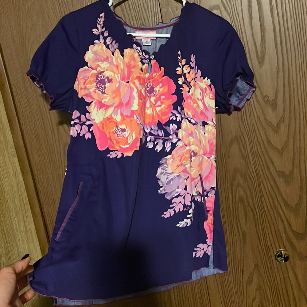 Koi Scrub Top Floral size Medium